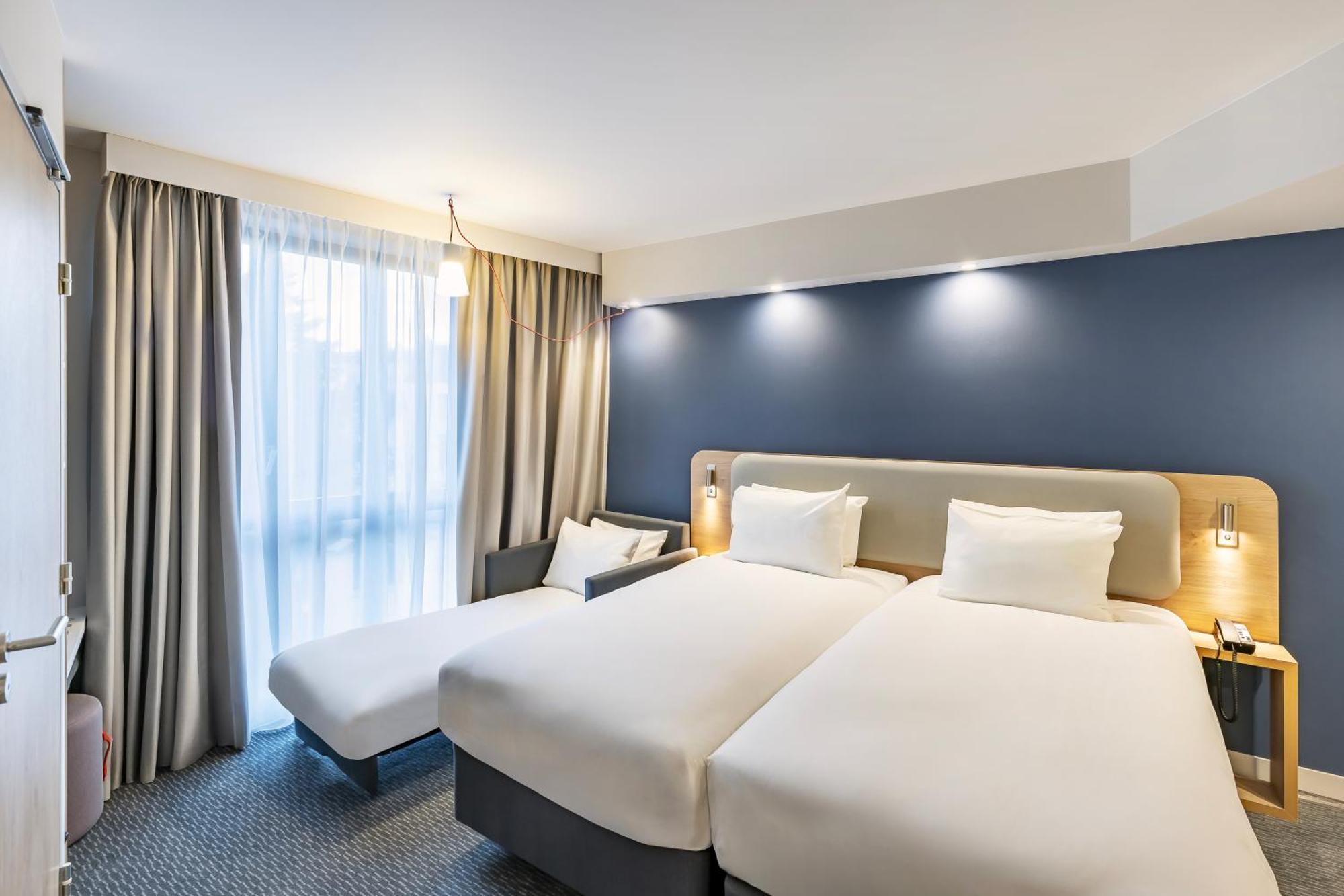 Holiday Inn Express Paris - Poissy By Ihg Exterior photo