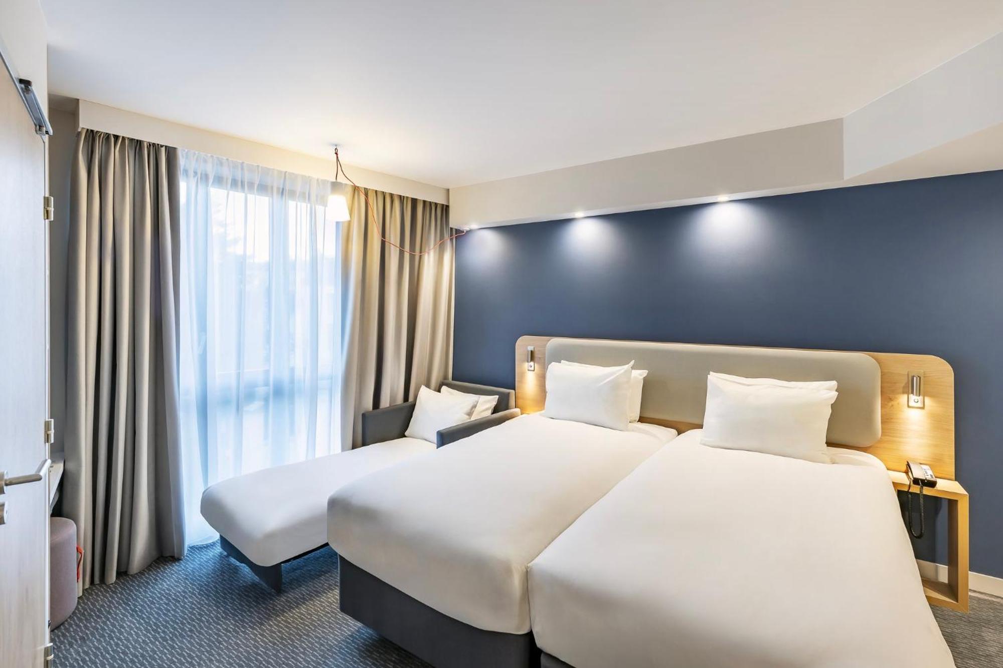 Holiday Inn Express Paris - Poissy By Ihg Exterior photo
